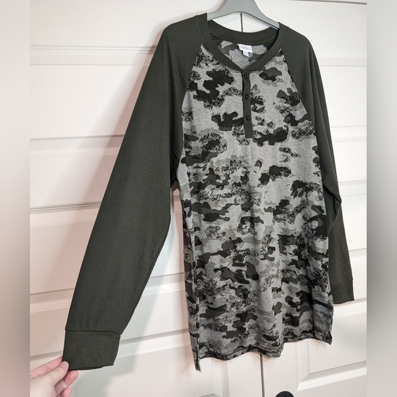 NWT LuLaRoe 2XL Mark Longsleeve Top Dark Green/Gray Camo 3 Buttons on Front - Picture 9 of 13